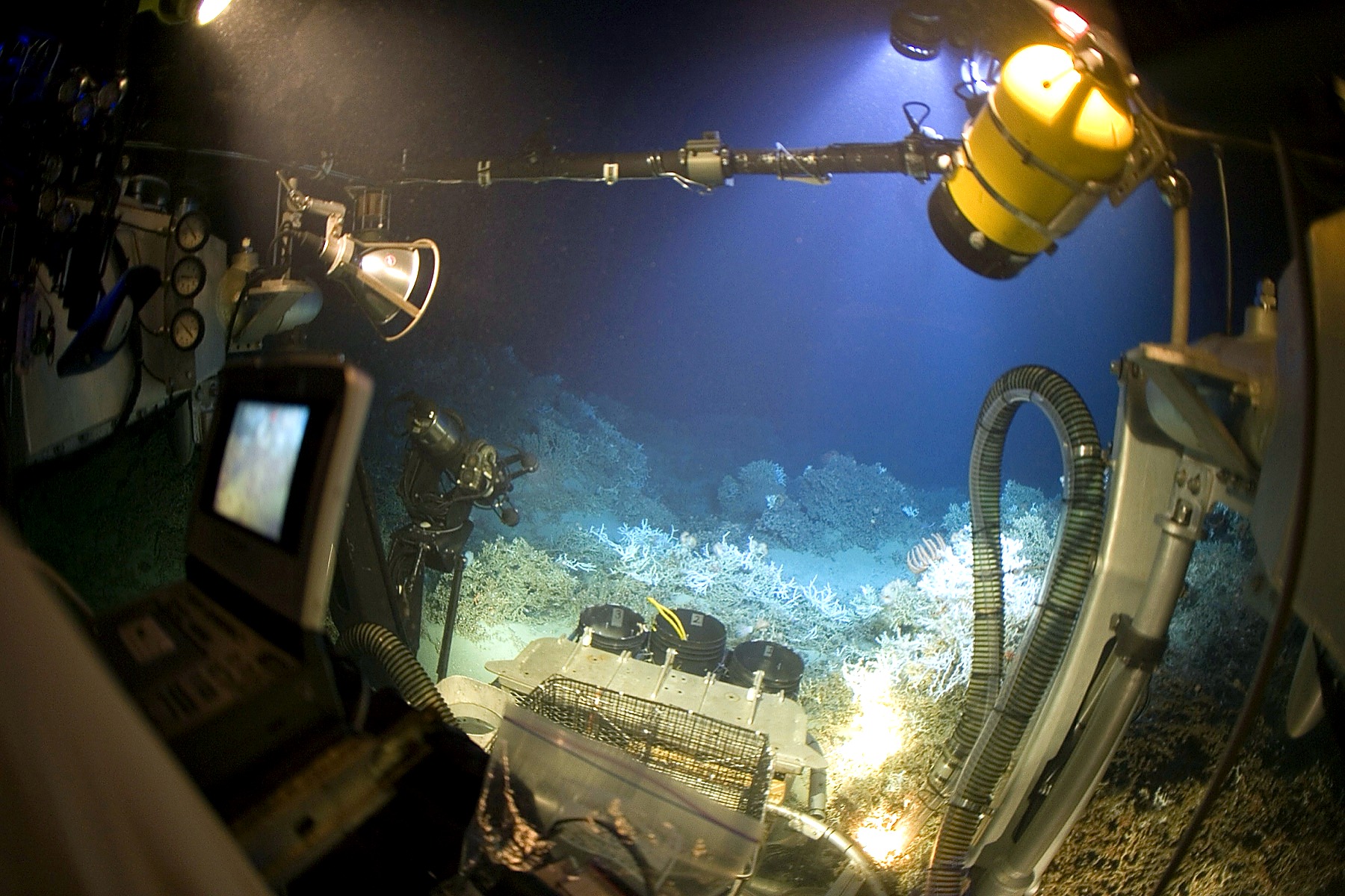 Exploración submarina con equipo ROV